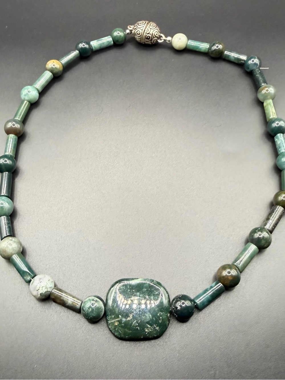 Vintage Green Gemstone Necklace Round Stones 20IN Magnetic Clasp Chain Silver - Picture 1 of 5